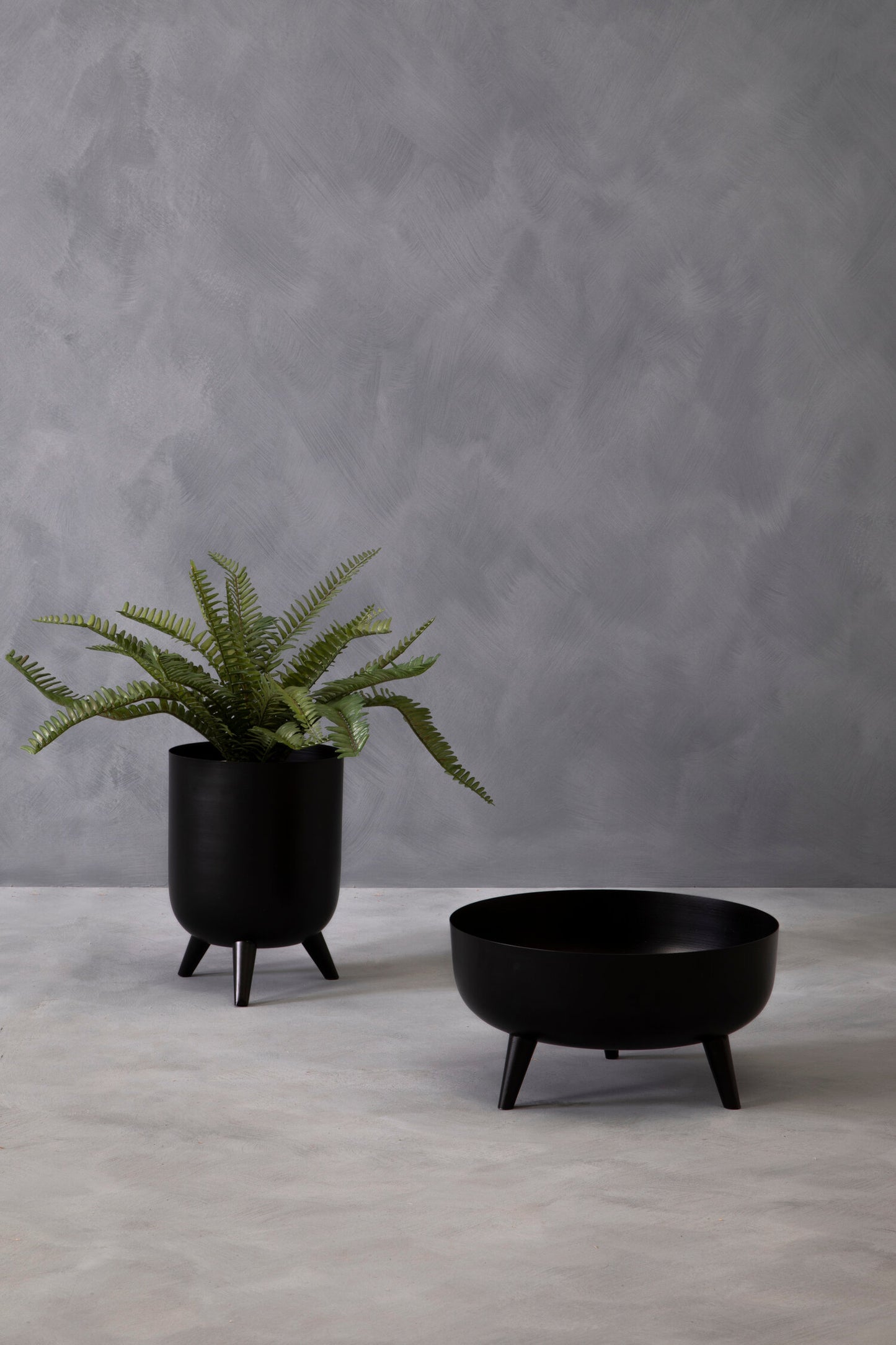 Jessie Black Footed Planter