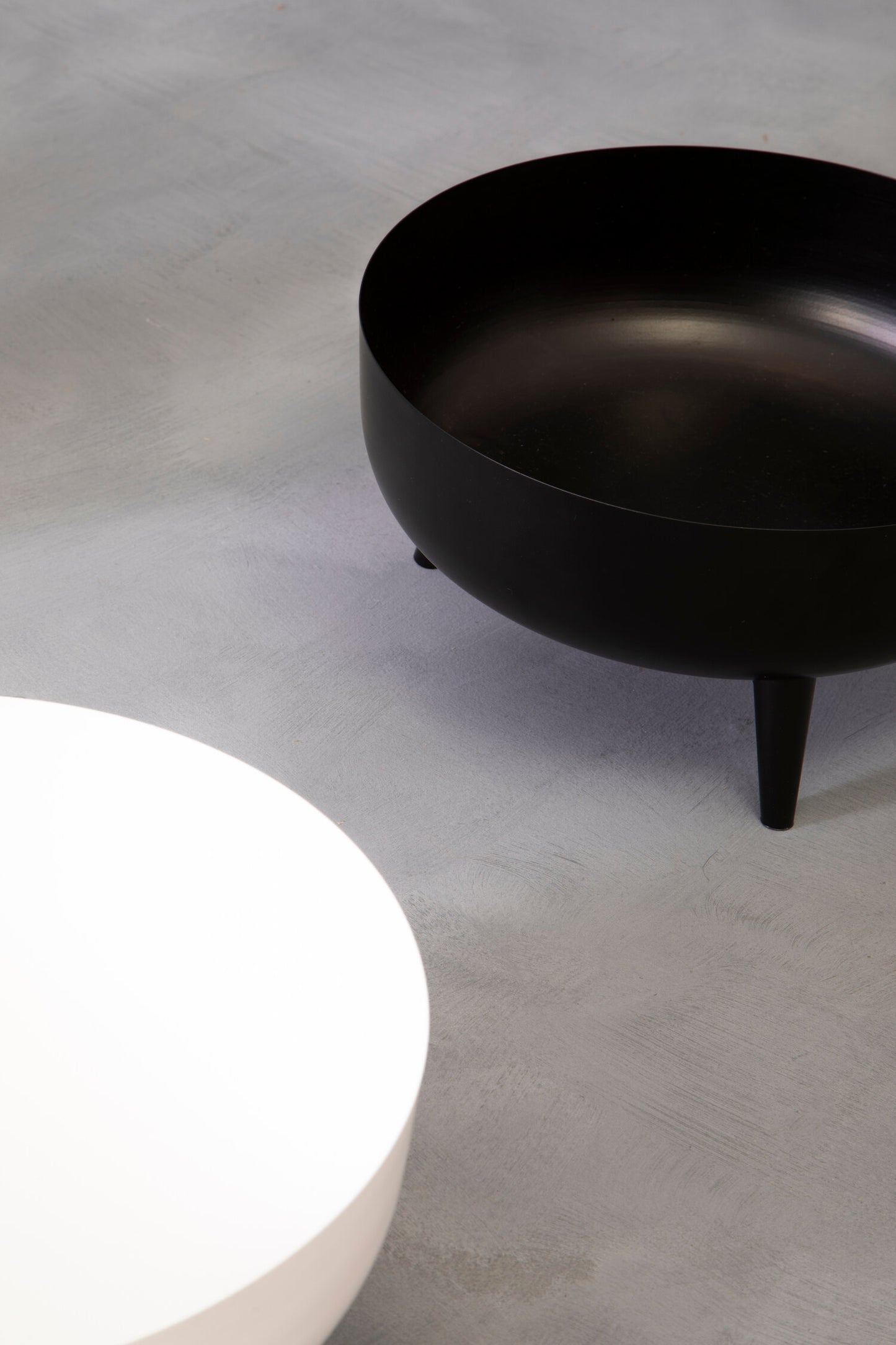 Jessie Black Footed Planter