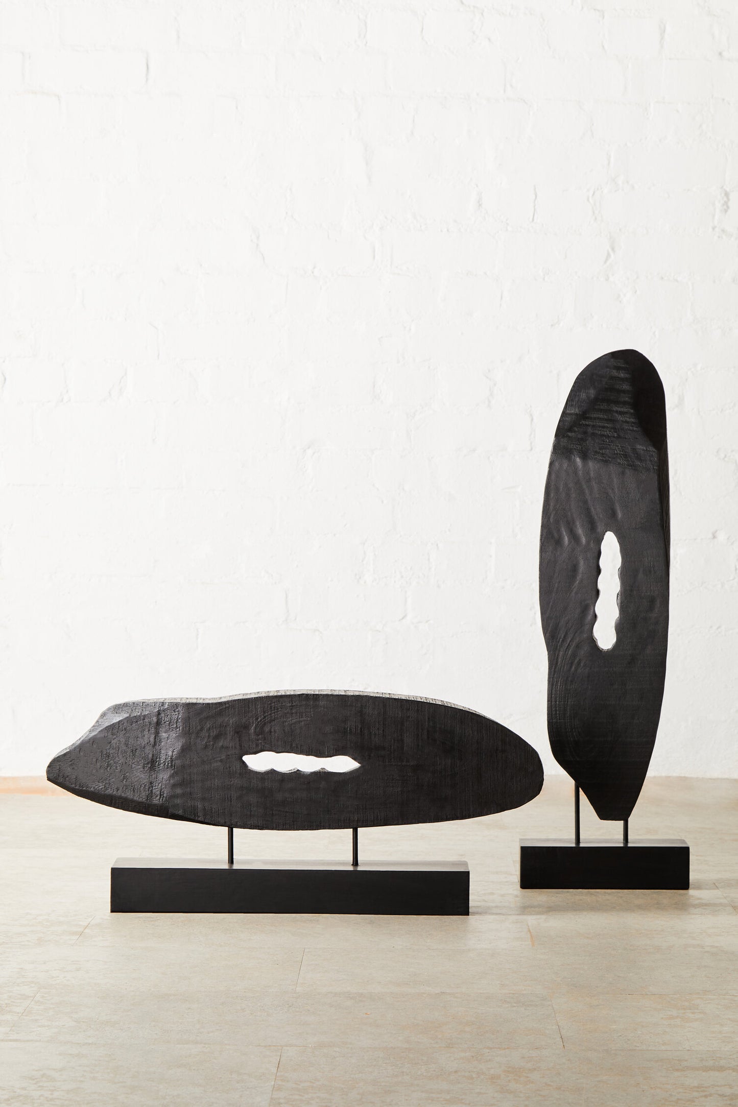 Luxe Decor Rustic Black Vertical Mango Wood Slice Sculpture